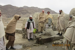 アフガニスタンの村の健康を守ろうと活動を始めた長老たち。
