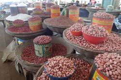 ケニア事務所に近くのマーケットの様子。ピーナッツが名産物のひとつです。