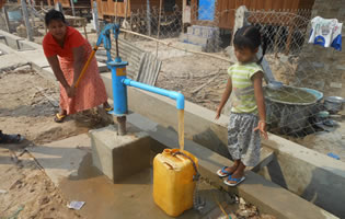ティラワ第一期事業の移転地に用意された手動式水汲みポンプ。茶色の泥水しか出ず、利用用途も限られていた（2014年4月）