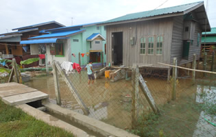 ティラワ第一期事業の移転地で大雨後に冠水した家（2014年11月）