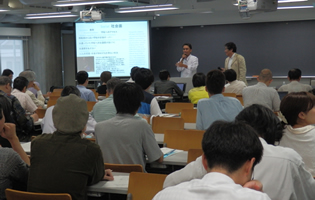 東京でのセミナー。移転住民の生活苦について話すティラワ影響住民（2014年6月）