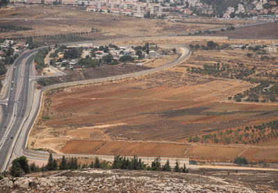 道路沿いに壁がある。パレスチナ人の土地が道路で囲まれ孤立している。