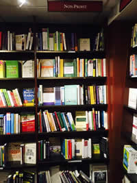 ハーバード大学の生協では、本コーナーの一角がNPO運営やファンドレイズに関する書籍で埋め尽くされています。